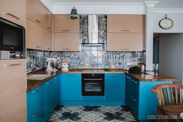 серо-голубые фасады на кухне