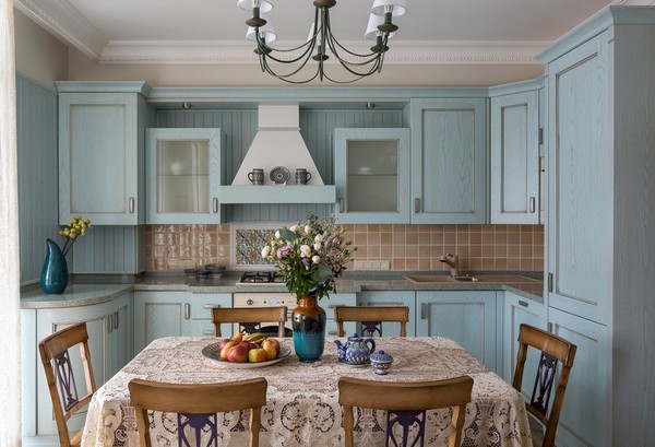 Кухня с голубыми фасадами